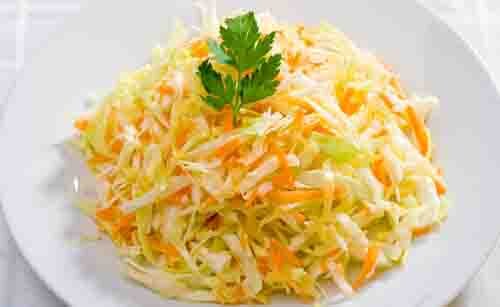 2. Капустный с лимонным соком. Вам понадобятся: белокочанная капуста  (250-300 грамм), морковь (1 шт.), лимонный сок (1-2 ст. ложки),  петрушка. Приготовление: нарезаем капусту, добавляем тертую морковь, сок  лимона и петрушку.