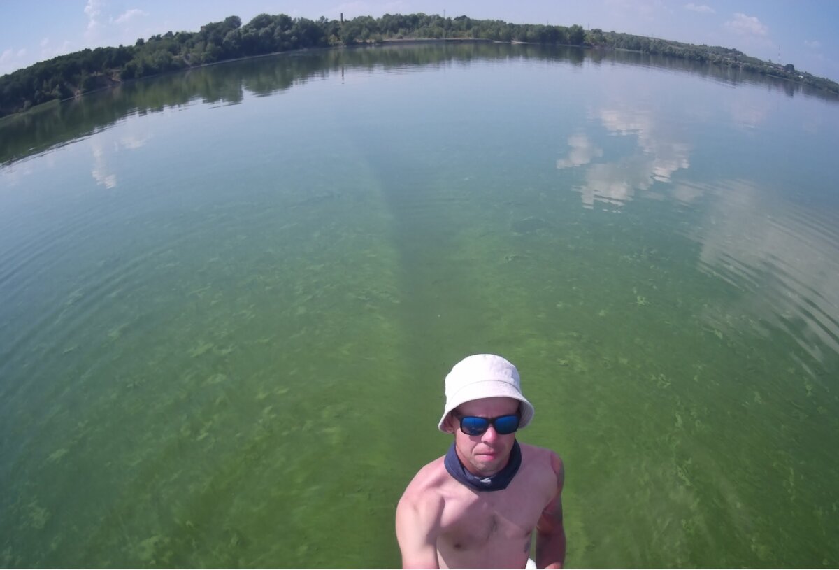 Камера плохо передает обстановку, но все же цвет и хлопья в воде видно. 