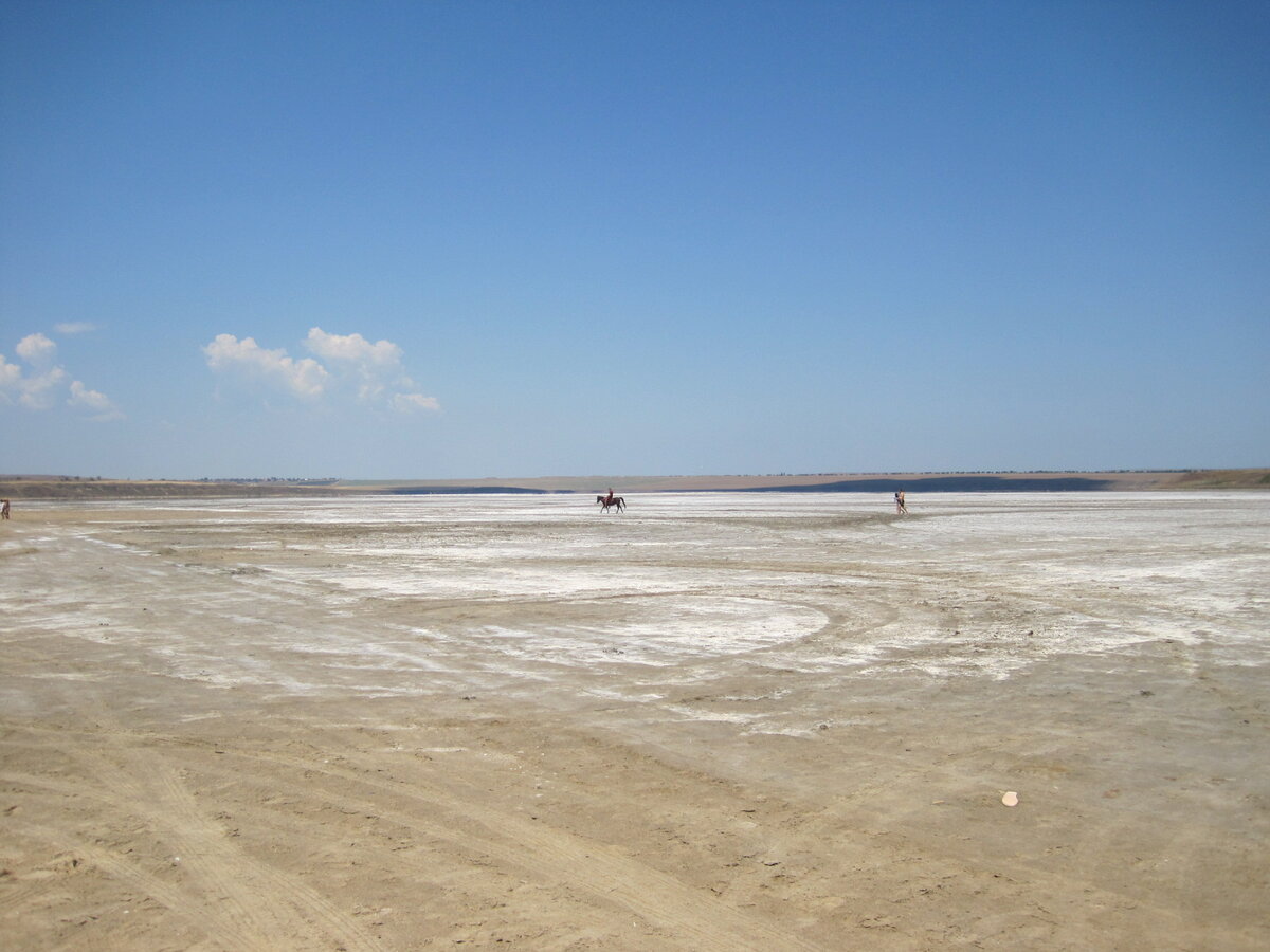 Кристаллы соли на песке. Фото автора