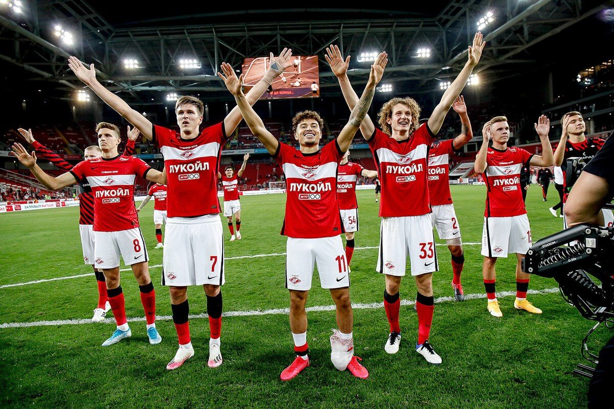 Игроки "Спартака" радуются вместе с трибунами