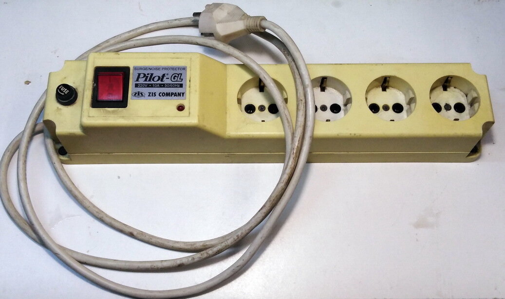 На корпусе 4 гнезда для крепления к столу/верстаку/стене или куда потребуется провести дополнительное питание.