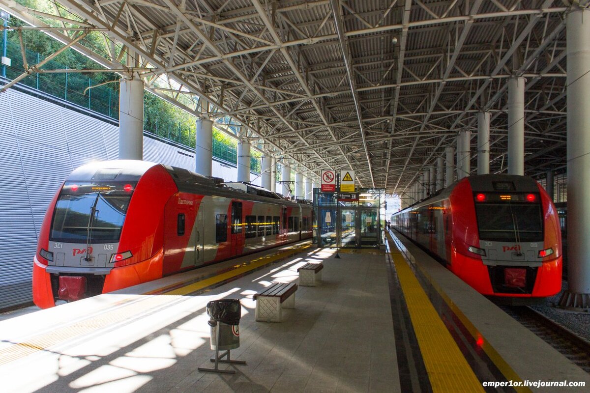 Электропоезд ЭС1-035 и ЭС1-019, станция Роза Хутор