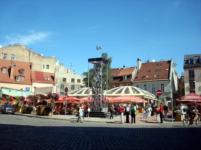 Вид на летний ресторан Эгле (Ёлка). Вид с улицы Купеческой, ныне - Тиргоню. Дорожка. вымощенная красной плиткой - напоминание об улице малой Девичьей.