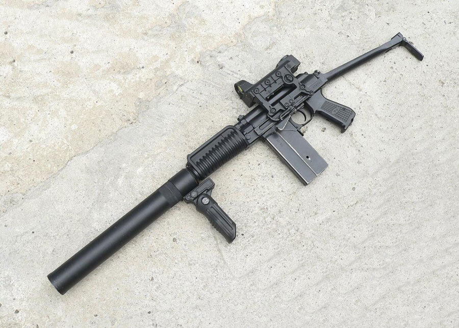 Малогабаритный автоматический карабин 9A-91 был разработан в 1992 году в качестве более технологичного аналога и конкурента СР-3 «Вихрь» в Тульском конструкторском бюро приборостроения. 
Автоматика 9А-91 основана на отводе пороховых газов из канала ствола. Запирание осуществляется поворотом затвора на 4 боевых упора. УСМ — куркового типа, позволяет вести огонь одиночными и непрерывными очередями.

Предохранитель-переводчик расположен с левой стороны ствольной коробки над спусковой скобой (в модернизированном варианте — справа, так как слева стала устанавливаться планка для крепления оптических прицелов). На ранних вариантах автомат имел дульный тормоз-компенсатор, но впоследствии от него отказались.

Приклад складывается вверх-вперёд. Как и все остальные детали, кроме пластиковых пистолетной рукоятки и цевья, он выполнен из стали. В сложенном состоянии автомат пригоден для скрытного ношения. Также для удобства скрытого ношения рукоятка затвора сделана складной. В отличие от автомата Калашникова щель для ручки затвора постоянно открыта.

Специально для 9A-91 разработан бронебойный патрон ПАБ-9 — более дешёвый аналог СП-6, обеспечивающий поражение живой силы противника в индивидуальных средствах защиты 3 класса, и на дальности до 100 м гарантированно пробивающий 8-мм стальной лист.

Возможно использование отъёмного глушителя. Первоначально также планировалось использование подствольного гранатомёта ГП-95, но автомат оказался слишком лёгким и недостаточно прочным для этого.

Были разработаны экспортные варианты автомата МА-91 под патроны 7,62×39 мм, 5,56×45 мм и 5,45×39 мм, но распространения они не получили и серийно не производились. Также на базе 9A-91 была разработана бесшумная снайперская винтовка ВСК-94, отличающаяся нескладным скелетным прикладом, глушителем и креплением для оптических прицелов.

Малогабаритный автоматический карабин 9A-91 состоит на вооружении внутренних войск и спецподразделений МВД РФ, сил специальных операций вооружённых сил Белоруссии, сил специальных операций вооружённых сил Монголии.

Сотрудник специального подразделения МВД РФ, имеющий обширный боевой опыт работы в «горячих точках», о 9А-91:

«Автомат 9А-91 - настоящая «рабочая лошадка». Компактный, мощный, с обтекаемыми формами. В лихие девяностые широко применялся в качестве оружия скрытого ношения, при захвате преступников, находящихся салоне автотранспорта или в жилом помещении. Благодаря небольшой толщине, массе, складной рукоятке заряжания часто переносился скрытно, под курткой, за поясом или на боку на ременной петле через плечо. Приклад, в сложенном положении не выходящий за габариты автомата. Легко и быстро переводится из походного положения в боевое и обратно. Супернадежный. Стреляет при любой степени загрязнения. Прицельные приспособления очень четко «очерчены», но из-за малой длины прицельной линии прицельно стрелять более 50м неэффективно, а больше 100 метров - нереально.