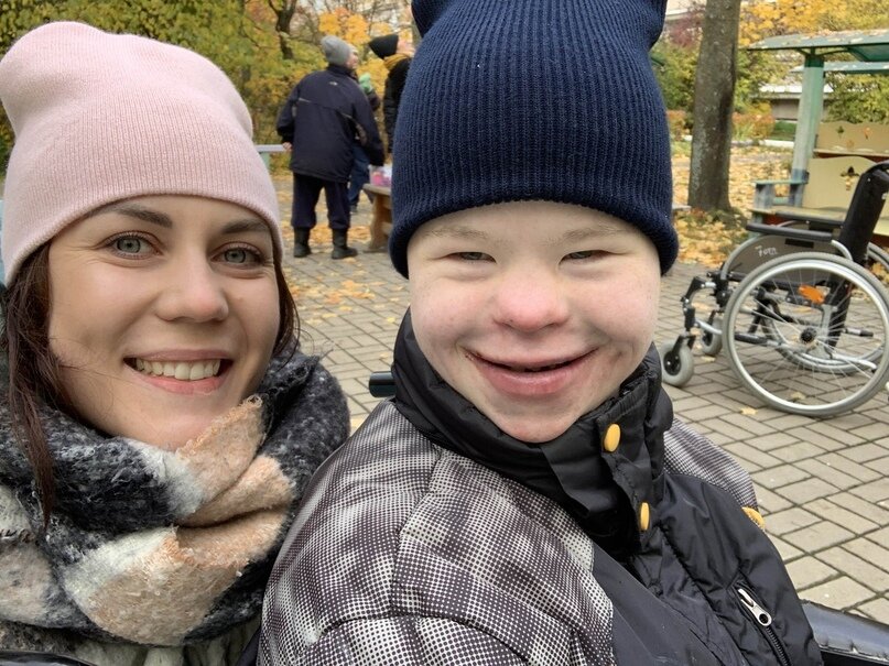 Кристина Винсент и Сашка на прогулке.