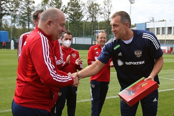 Подарок Черчесову от игроков сборной России вручает Дзюба (+ майка с 57 номером)