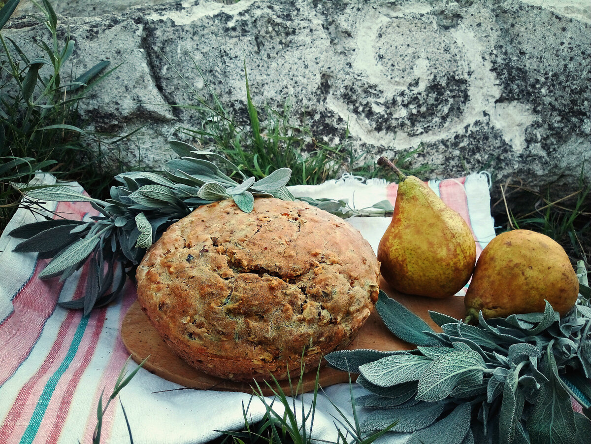 Грушевый хлеб с шалфеем  орехами