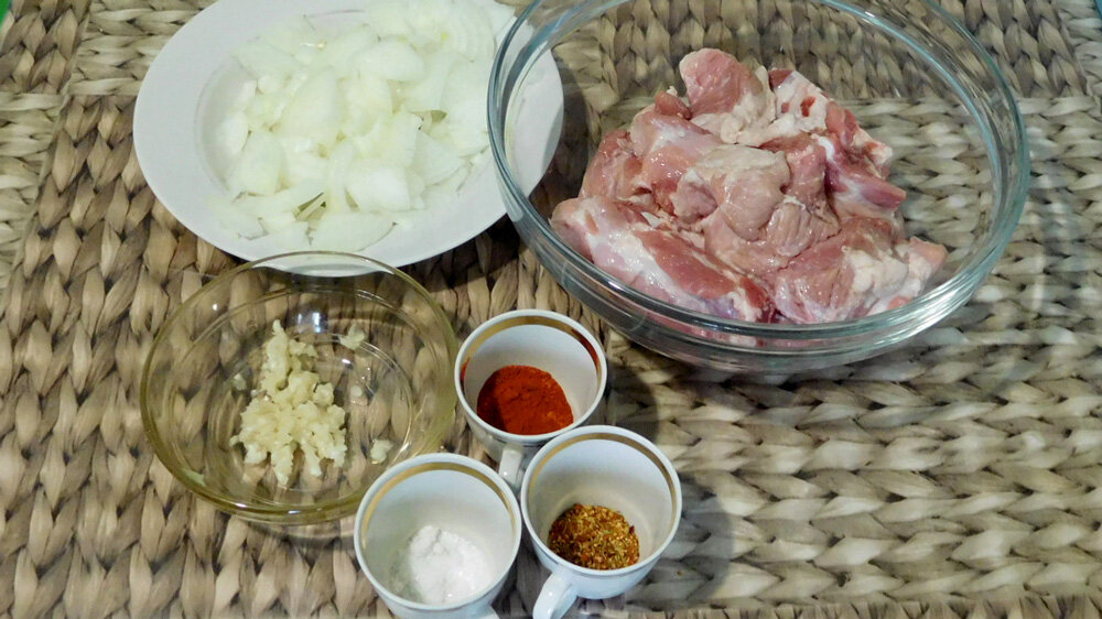 Свинина с картошкой и овощами в духовке