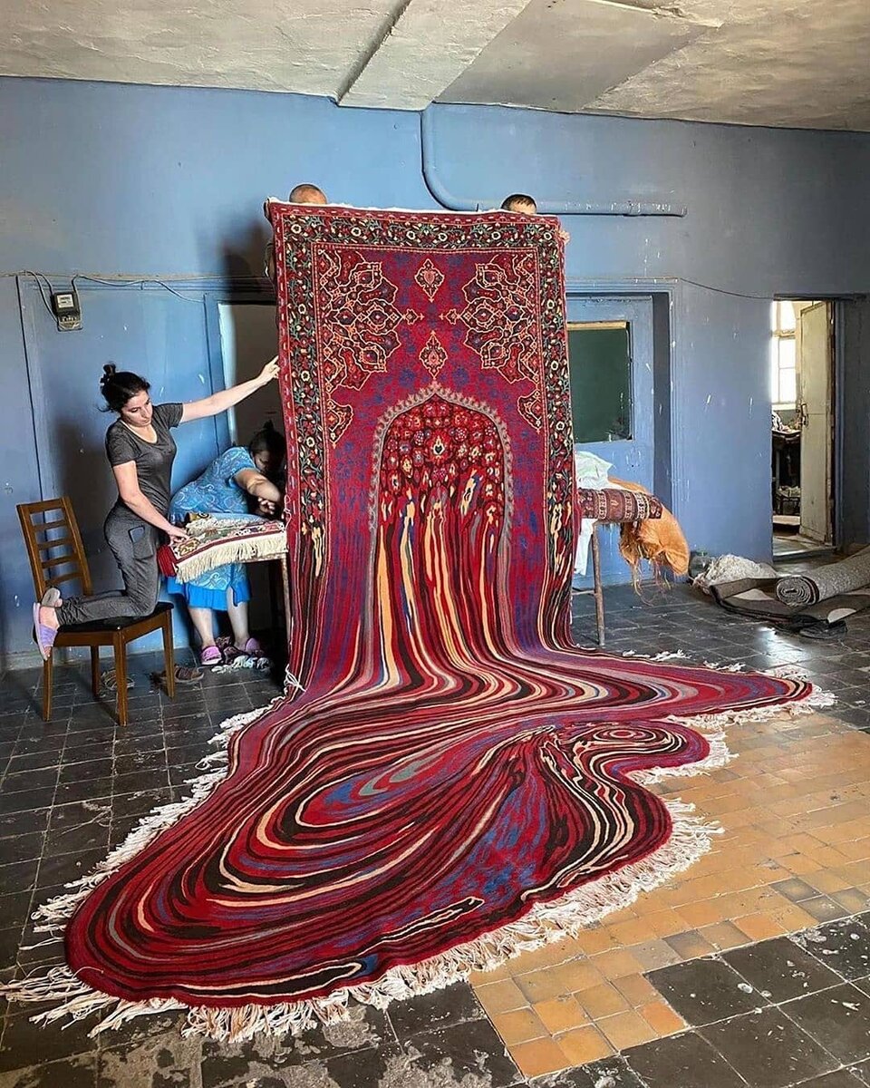 Фаиг Ахмед — художник уникальный. Его работы называют по-разному: «психоделические ковры», «пиксельное искусство», «цифровые фантазии на тему восточных ковров», «3D — ткачество»… Иногда его творения словно «тают», стекая со стен, иногда, напротив — взмывают вверх языками пламени. Они могут напоминать странно завораживающие узоры в калейдоскопе, а нередко — бросать вызов самому пространству, вырываясь из плоскости.Каждая работа — это нечто большее, чем «дизайнерский ковёр от Фаига Ахмеда». Это «продукт исследований», как говорит сам художник