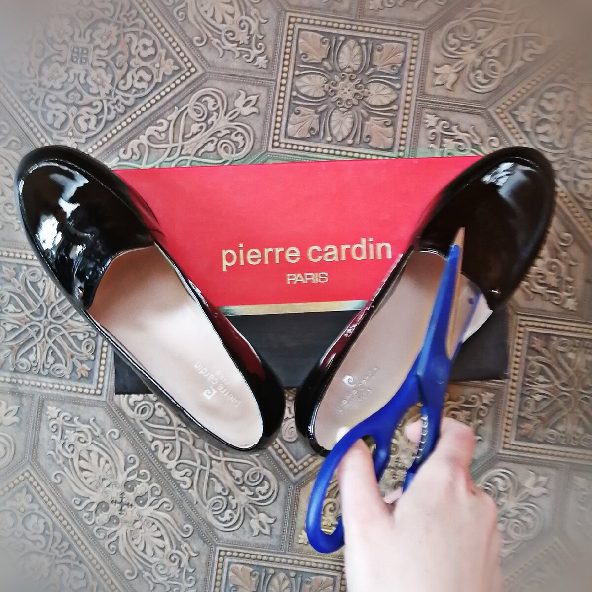 Для того, чтобы узнать из чего сделана обувь, я разрезала ее пополам и начала изучать частями.