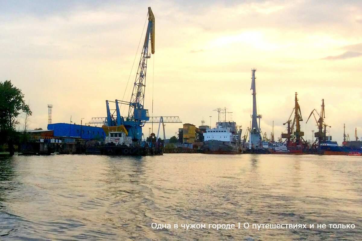 Кораблик огибает остров Канта, проходит мимо стоянки кораблей Музея мирового океана, заходит в порт Калининград. Всё это время аудио-гид рассказывает о достопримечательностях за бортом и их истории.