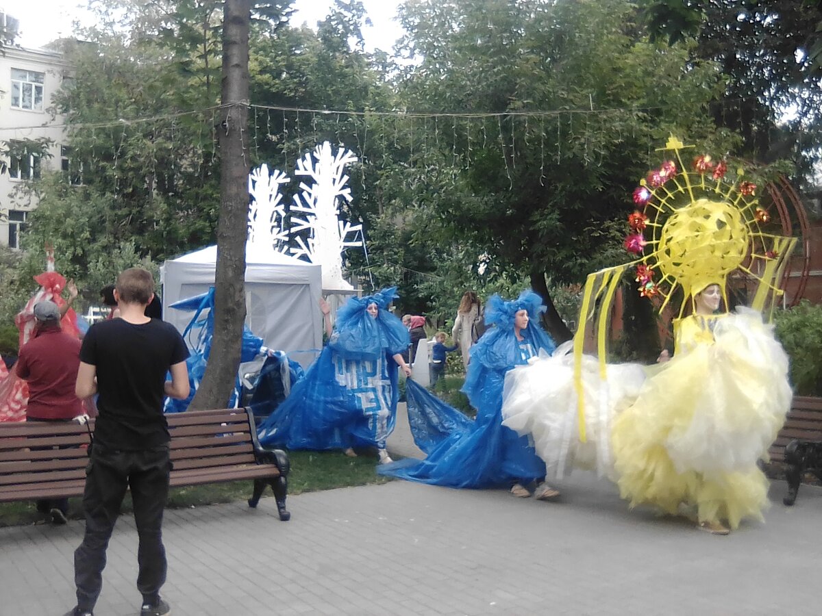 Красочные костюмированные шествия