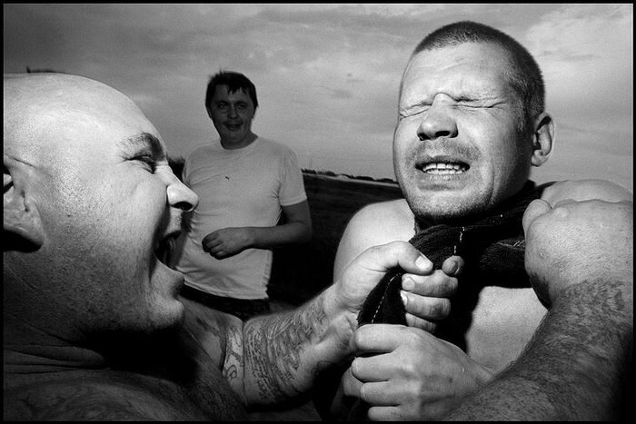 2

Русские умны и очень опасны. Многие выглядят так, как будто родились в результате инцеста. И они не против, чтобы их фотографировали – говорит Брюс
