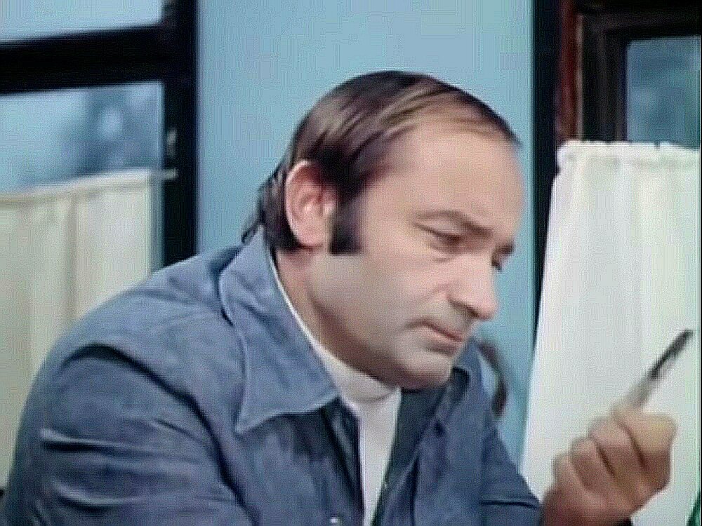 А это Мешков едет в новую командировку и в вагоне-ресторане знакомится с другим командировочным. Играет его Валентин Гафт. И тоже в памяти навсегда этот самодовольный павлин в джинсовом костюме."А я в жизни - кумир!  Кумир, то есть мужчина со знаком качества. Видали, как на меня официантка зарится! А почему?  Я в каждой вижу женщину и каждую уважаю. Независимо, какая у нее расфасовка и какая дата выпуска. Но только в командировке! В Москве я семьянин высший класс, экстра. Жена, как бессрочный паспорт, надо беречь!"