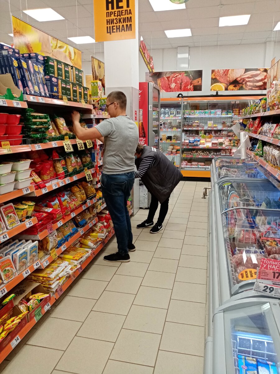 Мои коллеги расставляют ценники. И я вместе с ними.Время 22.47