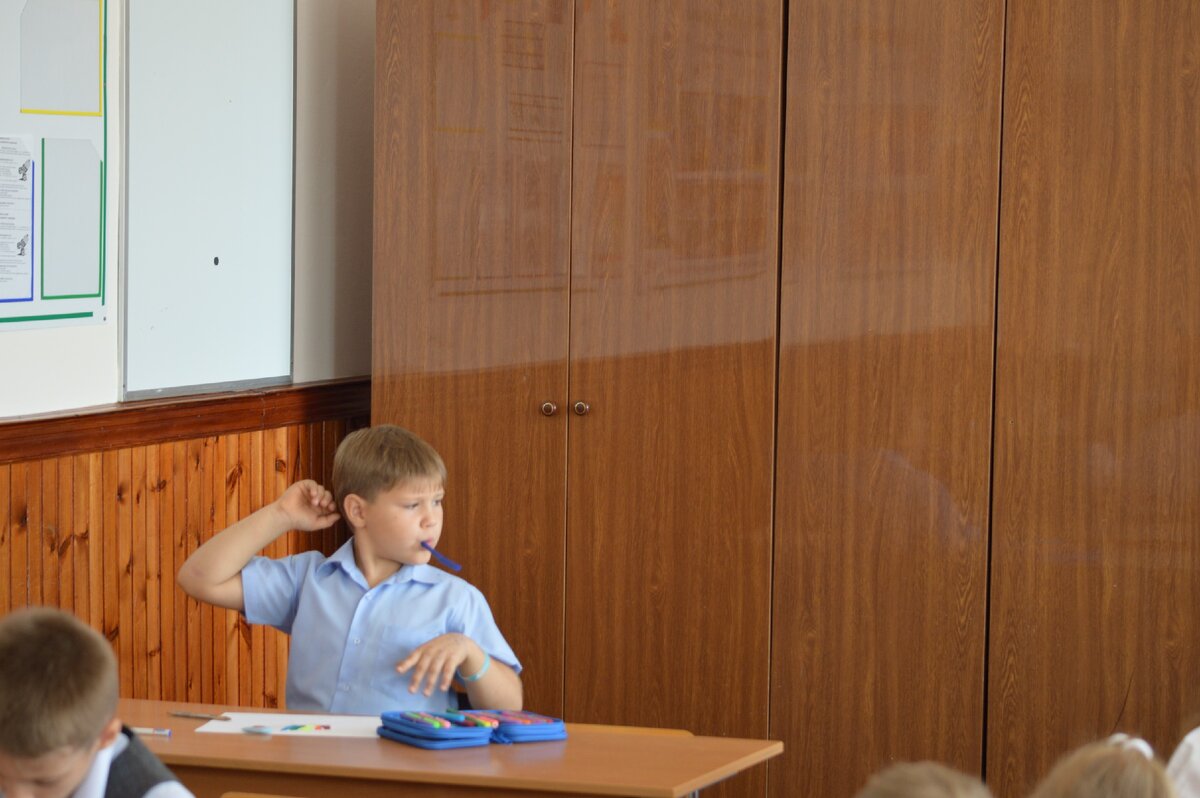За последней партой трудно сосредоточиться на уроке