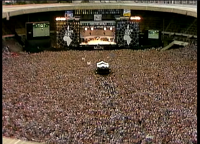 кадр взят с концерта  Live Aid