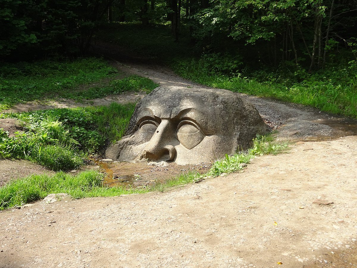 голова в парке сергиевка в петергофе