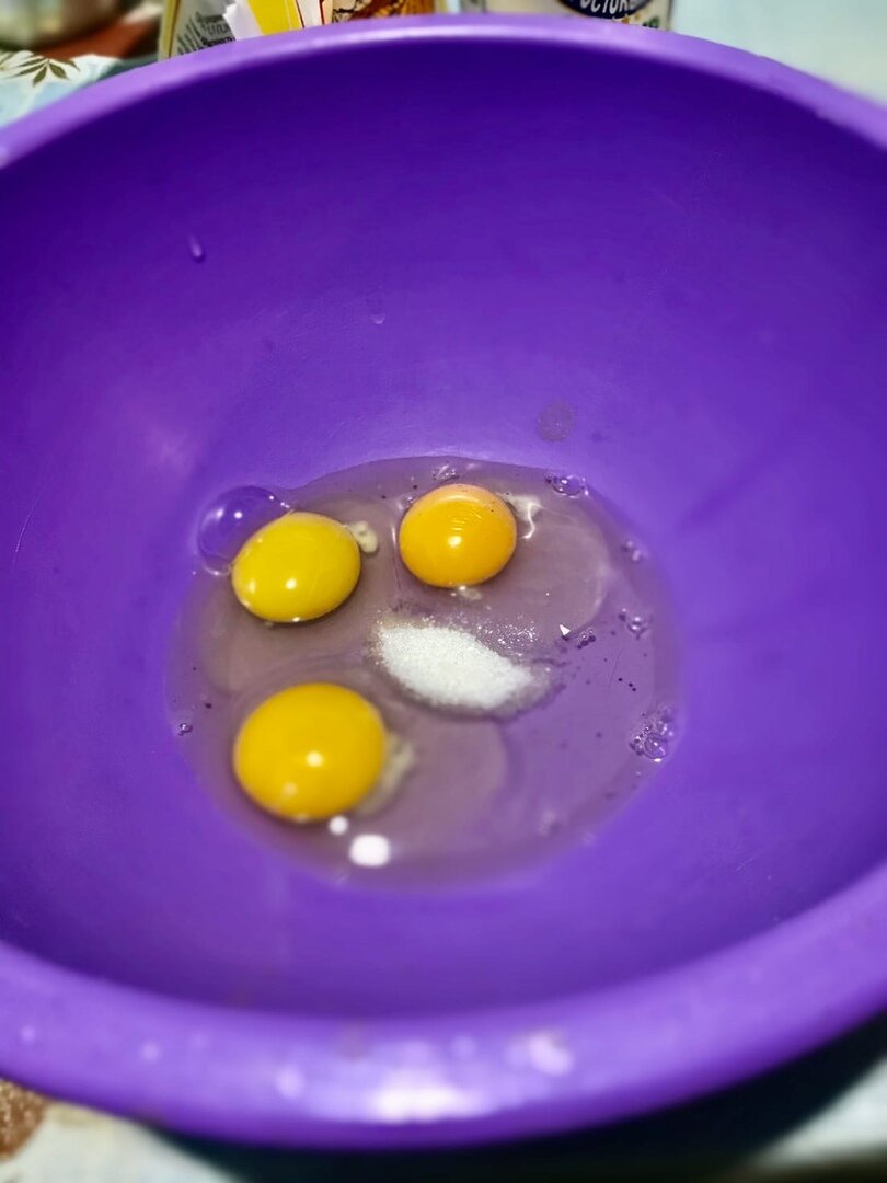  В емкости соединяем яйца, сахар, дрожжи и 5 стаканов муки. Хорошо все смешиваем. 