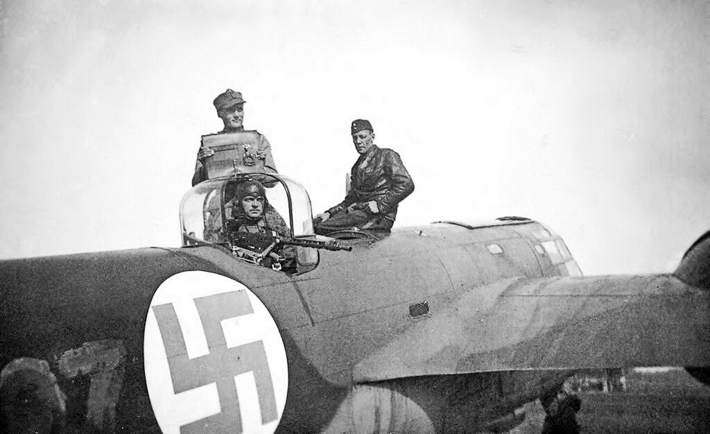 Экипаж из 1-го звена эскадрильи LLv 24 в составе пилота Вильо Салминена, штурмана Лаури Яйо и стрелка Вейкко Лаукаса фотографируется на своем бомбардировщике британского производства "Бленхейм" Mk.I. Финляндия, аэродром Миккели, июль 1941 года.