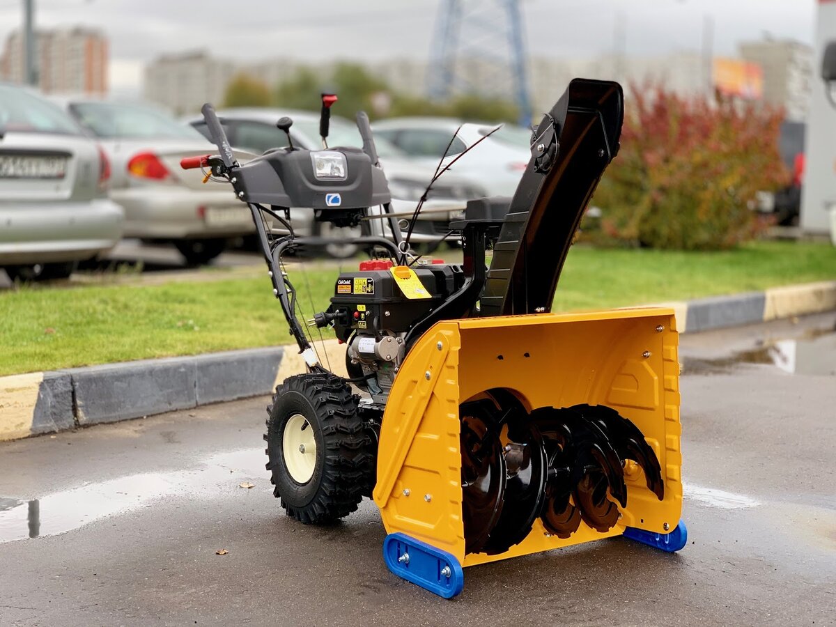 Бензиновый самоходный снегоуборщик