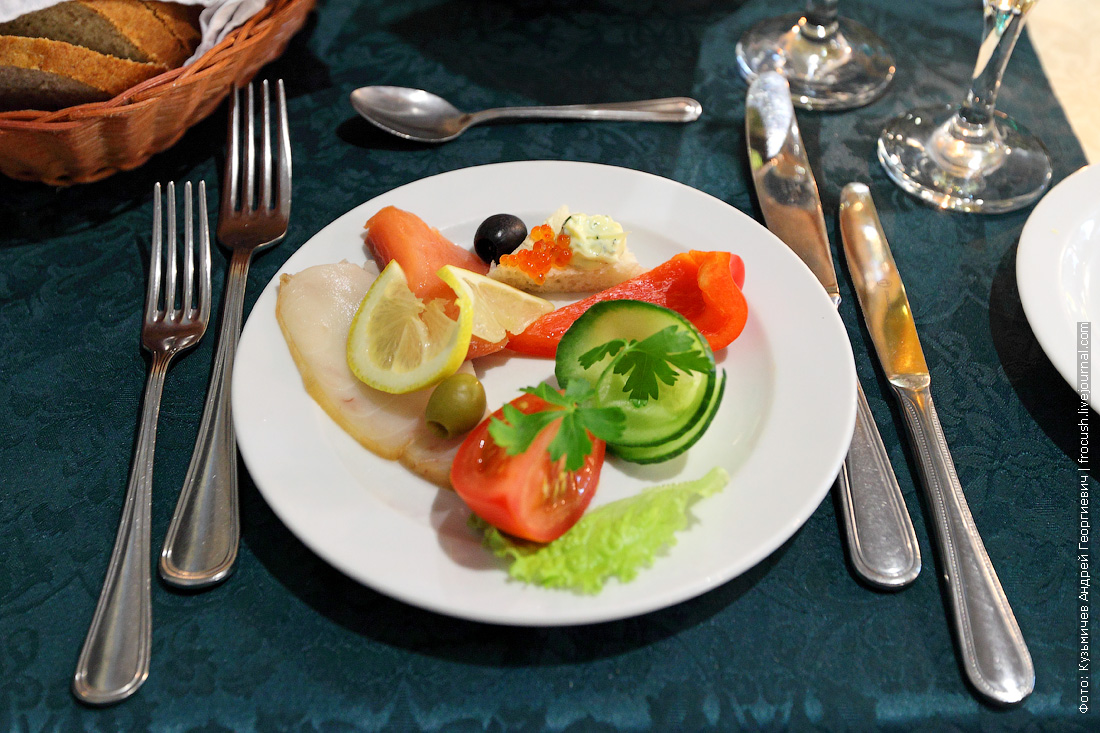 маленькая порция еды. малый ужин. блюда на поздний ужин. шикарный стол с едой. блюда на ужин.