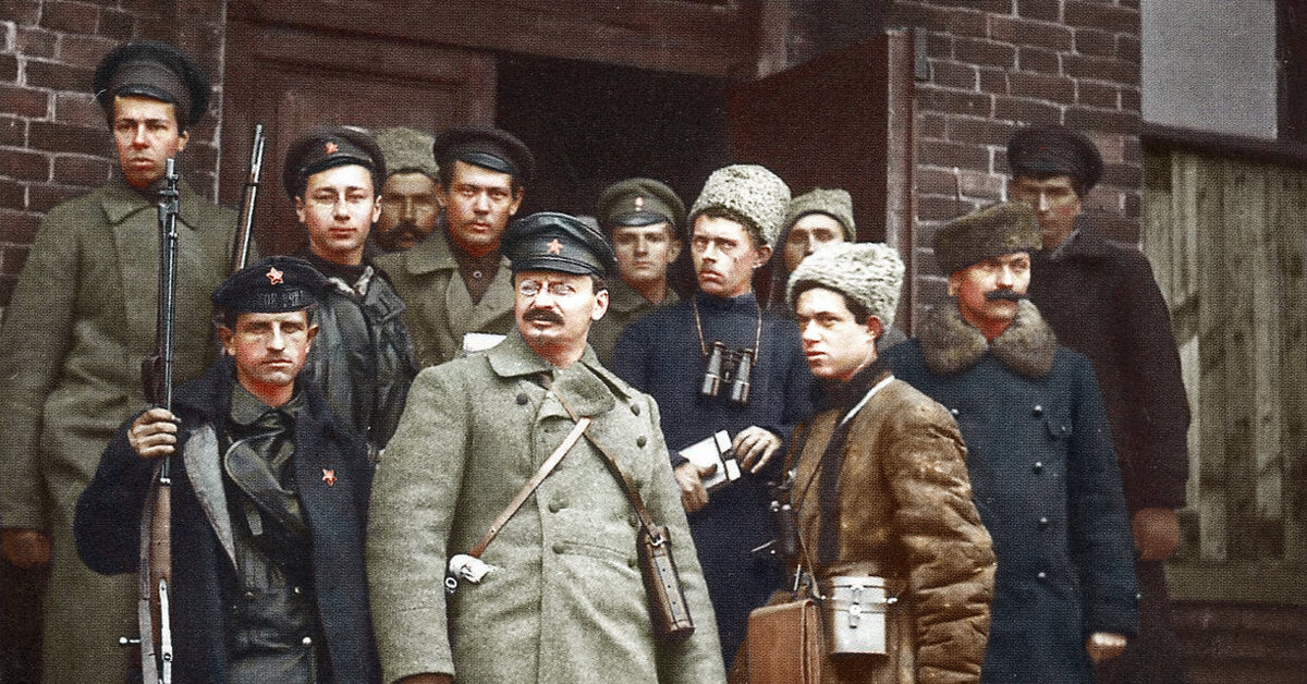 Народный комиссар по военным и морским делам СССР Лев Давидович Троцкий.