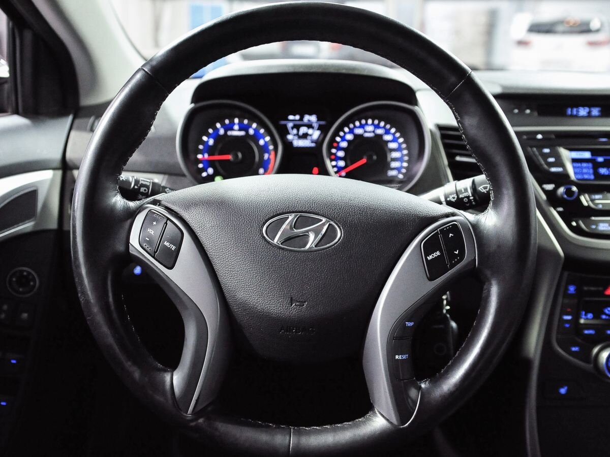 Hyundai Elantra 2015 год. Рестайлинг. Каково купить б.у. корейца С класса.