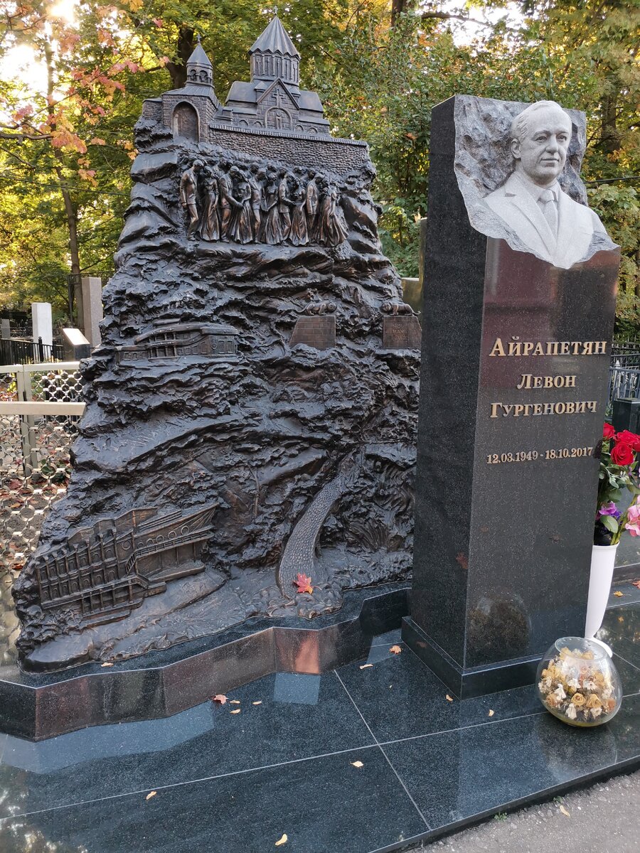 Памятник градскому на ваганьковском. Армянское Ваганьковское кладбище. Армянское кладбище на Ваганьковском кладбище. Могила Виталия Соломина на Ваганьковском кладбище.