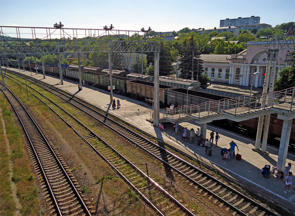 Станция новороссийск. Станция Тоннельная Краснодарский край. ЖД вокзал Тоннельная Новороссийск. Железнодорожная станция Тоннельная Краснодарский край. Новороссийск ЖД станция Тоннельная.