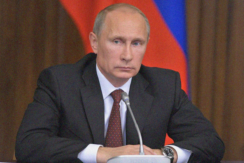 Конечно, нельзя отрицать факта пропаганды. Если человек растет и с детства слышит Владимир Владимирович – молодец, огурец и подобное, да еще искренне верит этому и вторит, то очевидно, что он будет выражать доверие данному человеку. Даже не имеет значения будет ли человек доверие оправдывать. 
Так многие дети нормально относятся к родителям садистам, алкоголикам, так как просто не знают других ситуаций. Помимо этого есть весьма существенный фактор, который называется страх и для большинства людей он работает, так как своя рубашка, как известно, дороже чем какое-то там личное мнение и принципиальная позиция с эфемерной свободой. Соответственно, грамотный читатель поймет о чем идет речь и сделает соответствующие выводы из опроса проведенного фондом Общественное мнение:

· 56% - доверяют президенту;
· 32% - не доверяют;
· 11% - затрудняются с ответом.
Понятно что опрос весьма приблизительный. Ведь одно дело доверить собственную жизнь, поверить разведданным, к примеру или доверить спину потереть в парной, а другое дело, когда где-то кто-то там правит – «ну и ладно, только бы меня не трогал, буду доверять». Тем не менее попробуем воспроизвести.