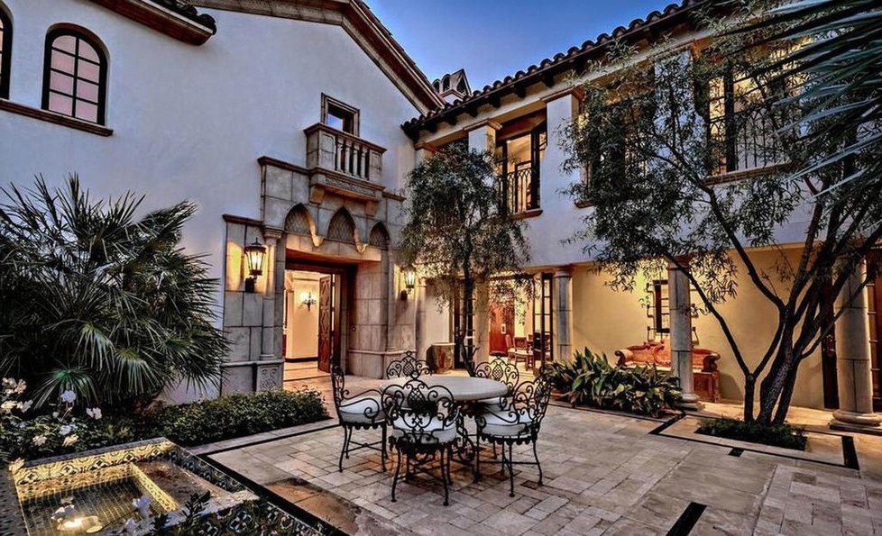 Сильвестр Сталлоне продает свою роскошную виллу ниже себестоимости-всего за 3,35 миллиона долларов.