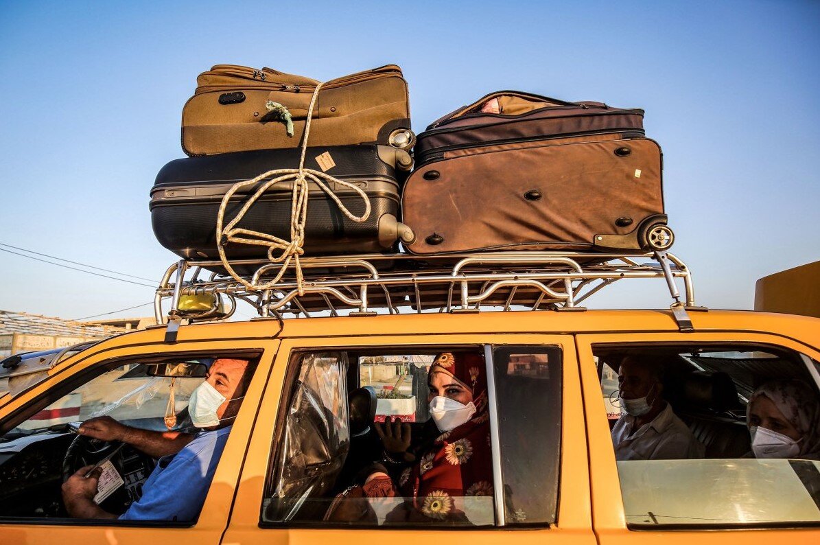 Сектор Газа | Водитель такси и пассажиры из Палестины ждут, чтобы перейти на египетскую сторону пограничного перехода Рафах.