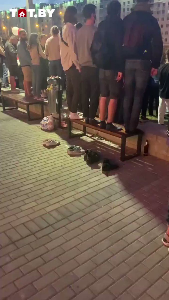 На оппозиционных демонстрациях протестанты стоят на лавках без обуви и убирают сами за собой мусор.