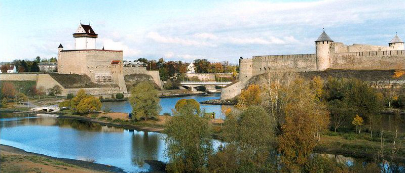 Пограничные крепости. Ивангородская и Нарвская. Сейчас это опять граница между Россией и Европой, и как всегда истинные  хозяева на той стороне  не эстонцы. 