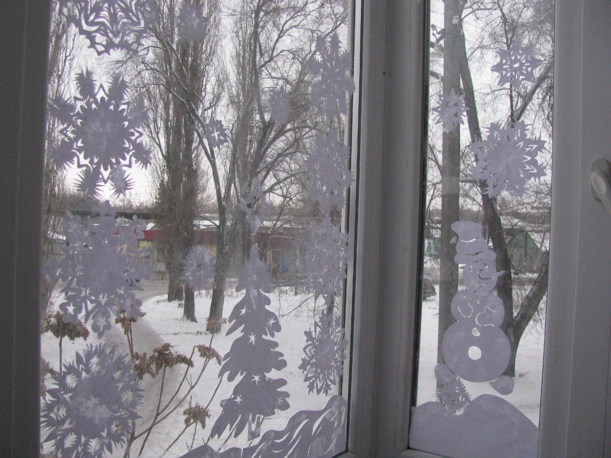 Украсить снежинками окна и балкон к Новому году не сложно. Вот как это было у нас дома.