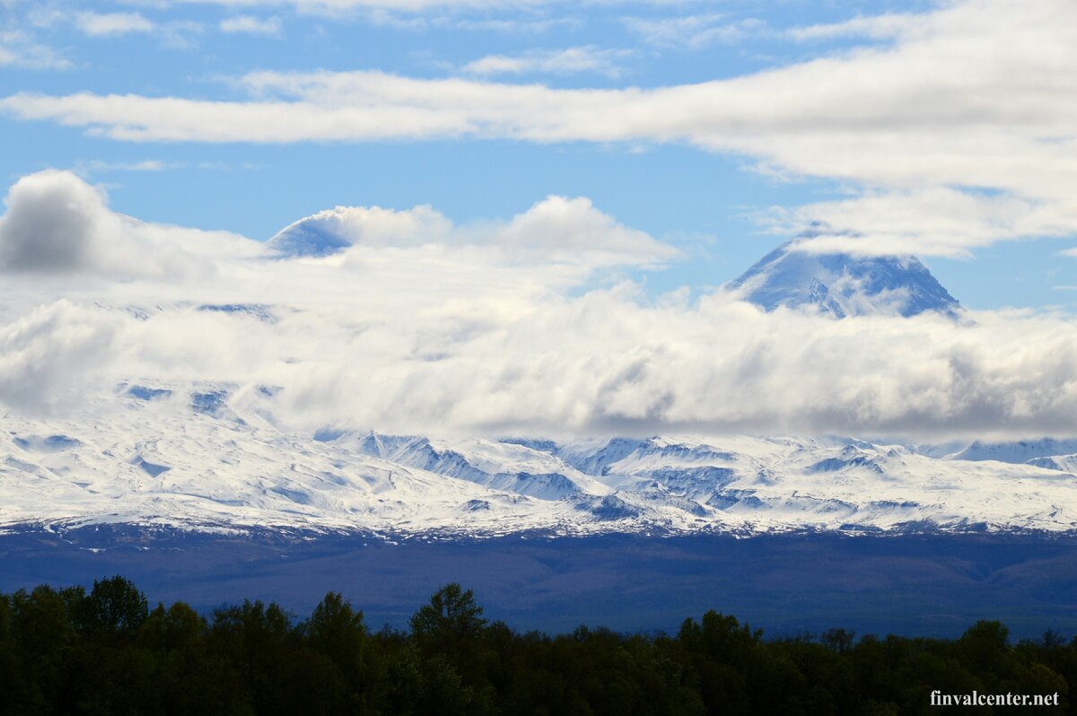 Попыхивающая Ключевская сопка и гора Камень.