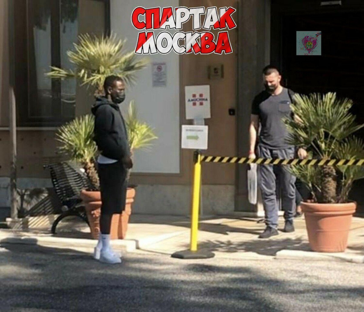 Мозес (слева) проходит медоосмотр в римской клинике.