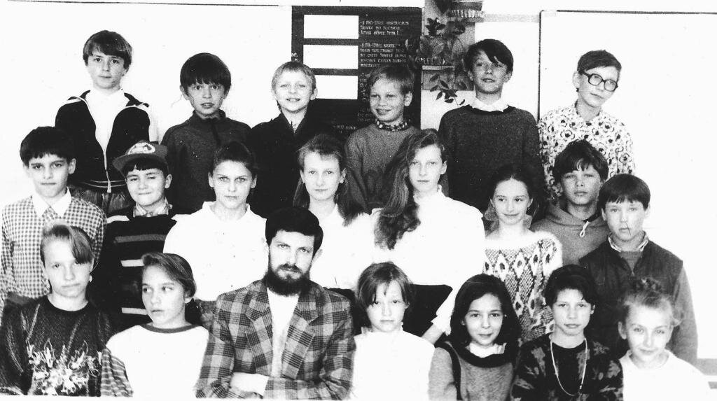 Наш класс. Верхний ряд, слева направо: Юра Обносов, Серёжа Белоусов, Денис Левин, Максим Язев, Олег Карепов, Саша Дзекунов, Средний ряд: Стас Войтович, Андрей Беляев, Инга Бельчикова, Наташа Дулова, Саша Лаврентьева, Вика Белинина, Вова Урванцев, Лёва Бесков, Нижний ряд: Женя Шелестенко, Юля Намазова, я, Саша Гуляева, Вика Котова, Катя Никитина, Аня Петрова. Это 5-й класс. 