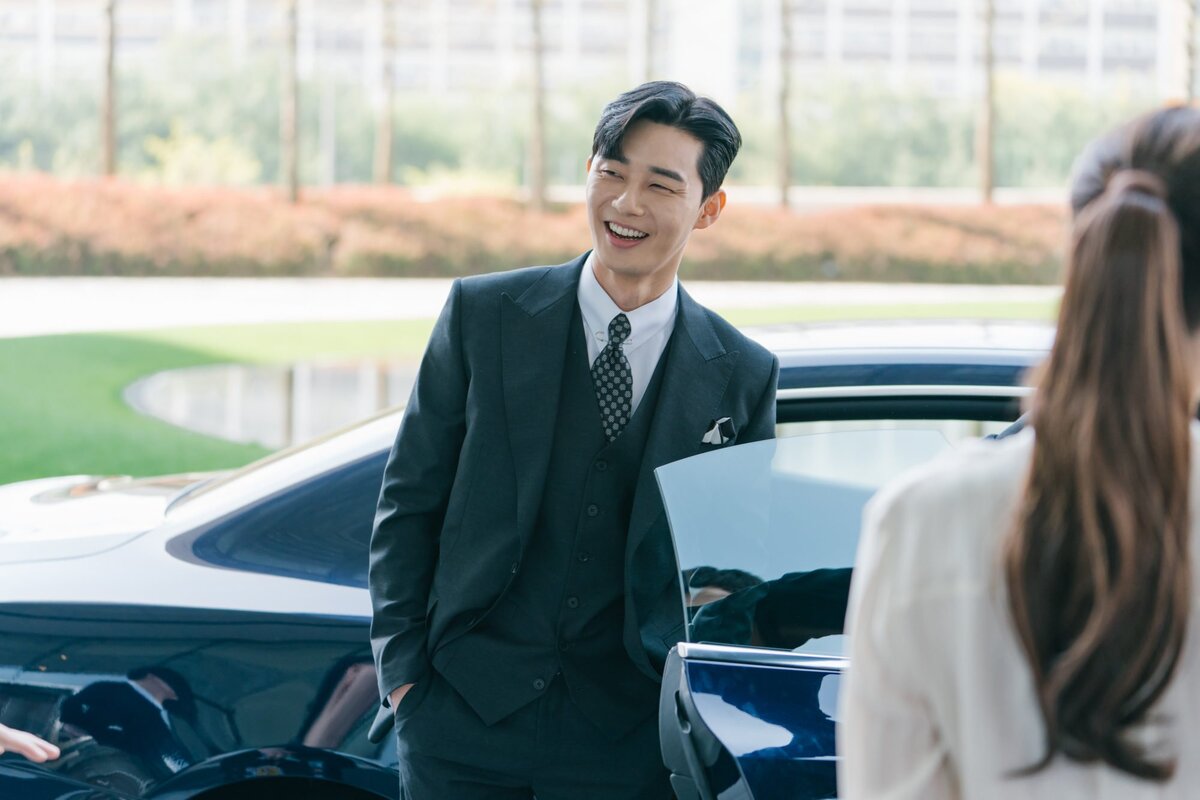 Кадр из дорамы "Что не так с секретарём Ким?" Чтобы увидеть ещё фото, листайте карусель →