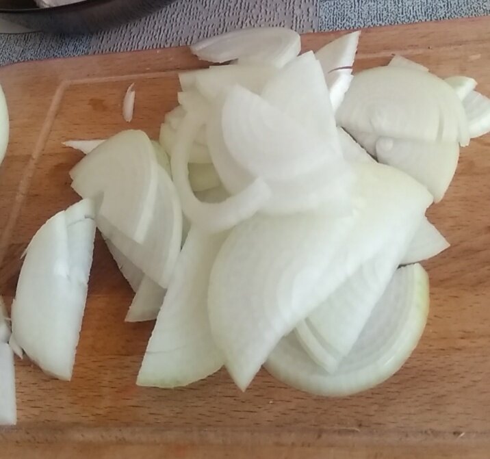 лук крошим полукольцами