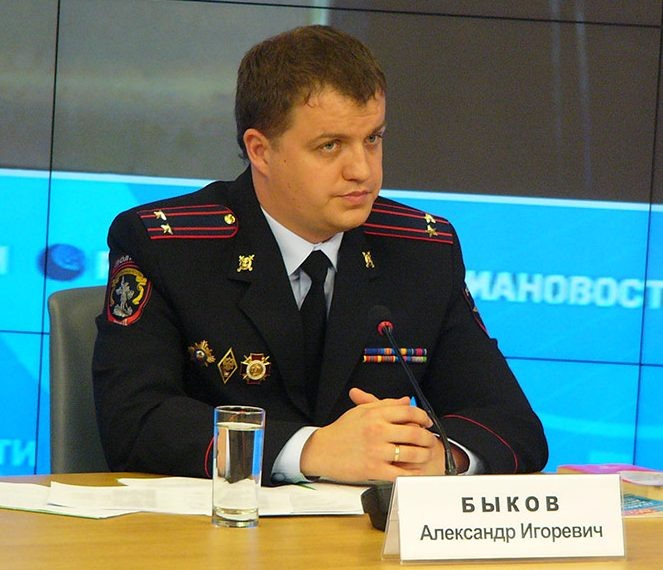 Данные официальной статистики привел заместитель начальника ГУОБДД МВД России, генерал-майор полиции Александр Быков: «За 9 месяцев этого года произошло общее снижение показателей аварийности на всех дорогах страны. По причине нарушения правил остановки и стоянки выявлено 1 из 100 происшествий – 1%, количество погибших сократилось наполовину, но раненных увеличилось почти в два раза». По мнению представителя ГИБДД, для сокращения числа подобных аварий необходимо продолжить практику работы аварийных комиссаров на скоростных трассах, а также повысить требования к качеству инженерно-технического обустройства улично-дорожной сети. Прежде всего речь идет о ее освещении, ведь значительное число ДТП происходит именно в условиях недостаточной видимости, либо в плохих метеоусловиях. Еще один негативно влияющий на аварийность фактор – недостаточное оснащение трасс предупреждающими знаками и щитами при ремонте дорожного полотна.