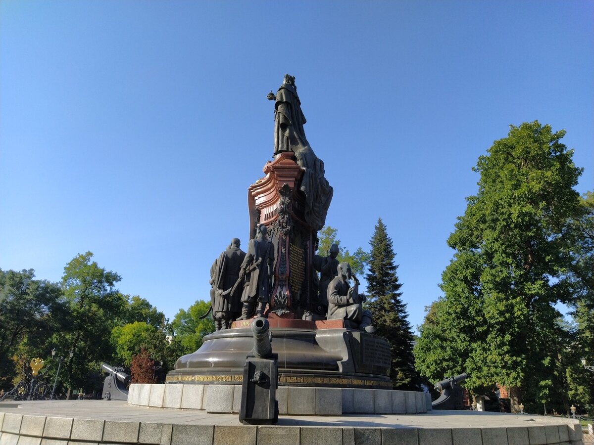 Памятники краснодара. Памятник Екатерине 2 в Краснодаре. Памятник Екатерине Великой в Краснодаре. Екатерининский сквер Краснодар. Екатерина 2 Краснодар.