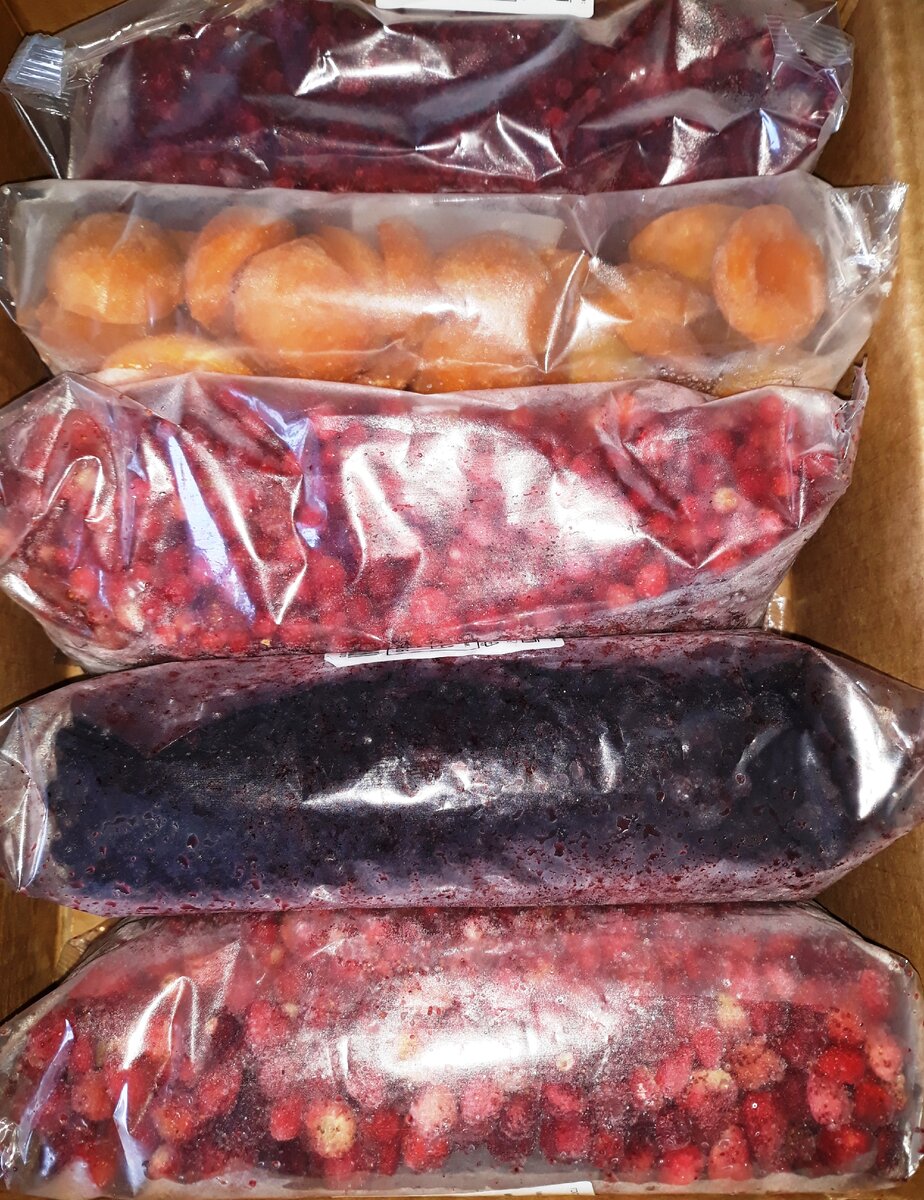 Замороженные фрукты из онлайн-магазина, перед укладкой в морозилку на хранение) 