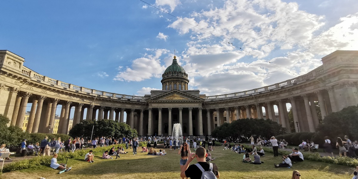 Как и в Москве - молодежь любит поваляться на травке в общественном месте. 