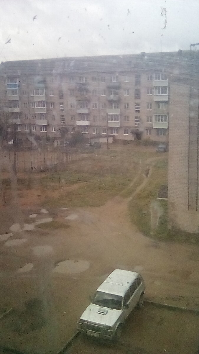 Вот такая картина из окна подъезда. Не очень, да?