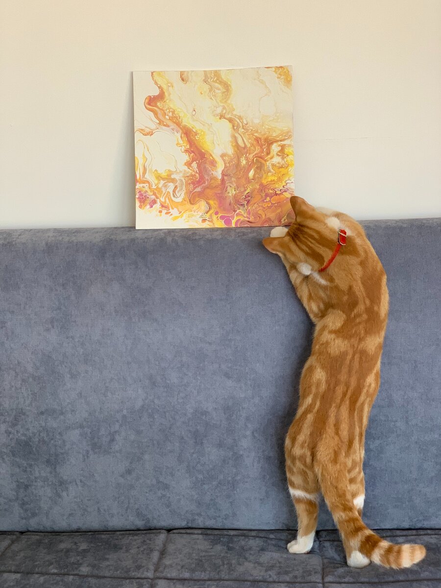 Цветовая гамма картины и кота одна и та же )