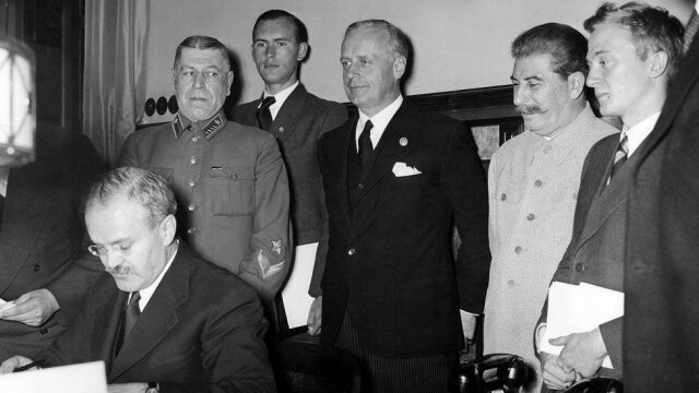 подписание пакта о ненападение между СССР и Германией.(Пакт Молотова-Риббентропа) 23 августа 1939 года.
