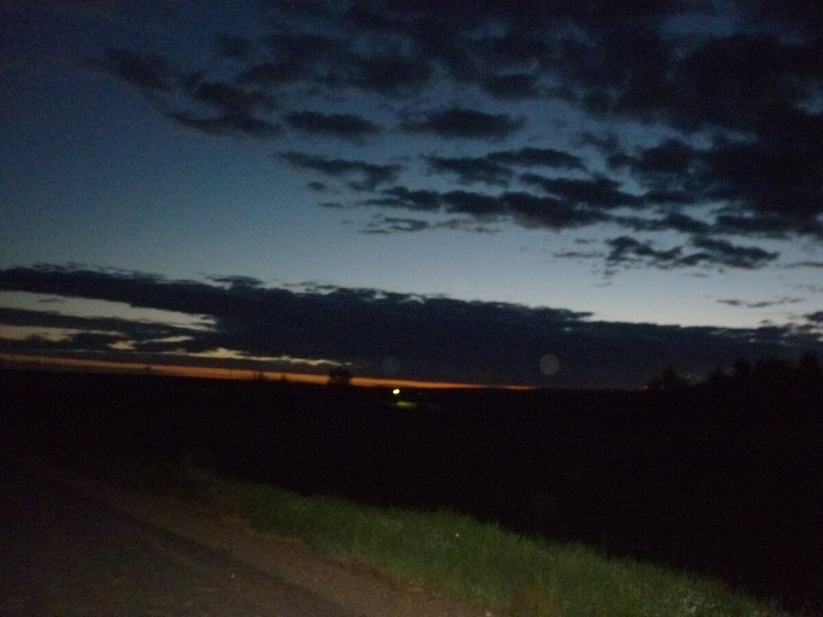 Вот такой был вечерок, даже свет в баньке горит.
