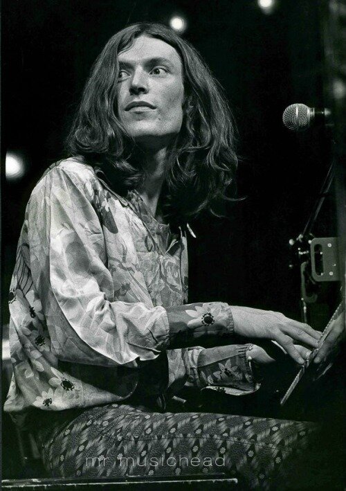 Стив Уинвуд в составе Traffic на концерте в  Santa Monica Civic Auditorium в 1973 году (источник фото: https://soundsof71.tumblr.com/post/103617266644/steve-winwood-with-traffic-at-the-santa-monica)